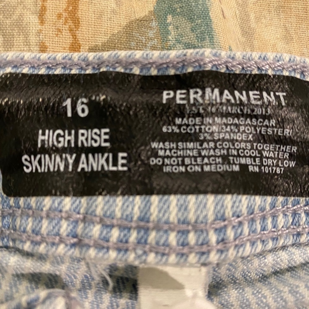 Permanent High Rise Jeans - Picture 2 of 3